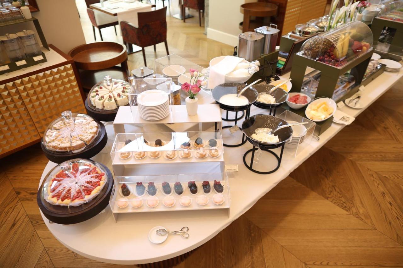 Grand Hotel Yerevan - Small Luxury Hotels Of The World Eksteriør billede A dessert buffet
