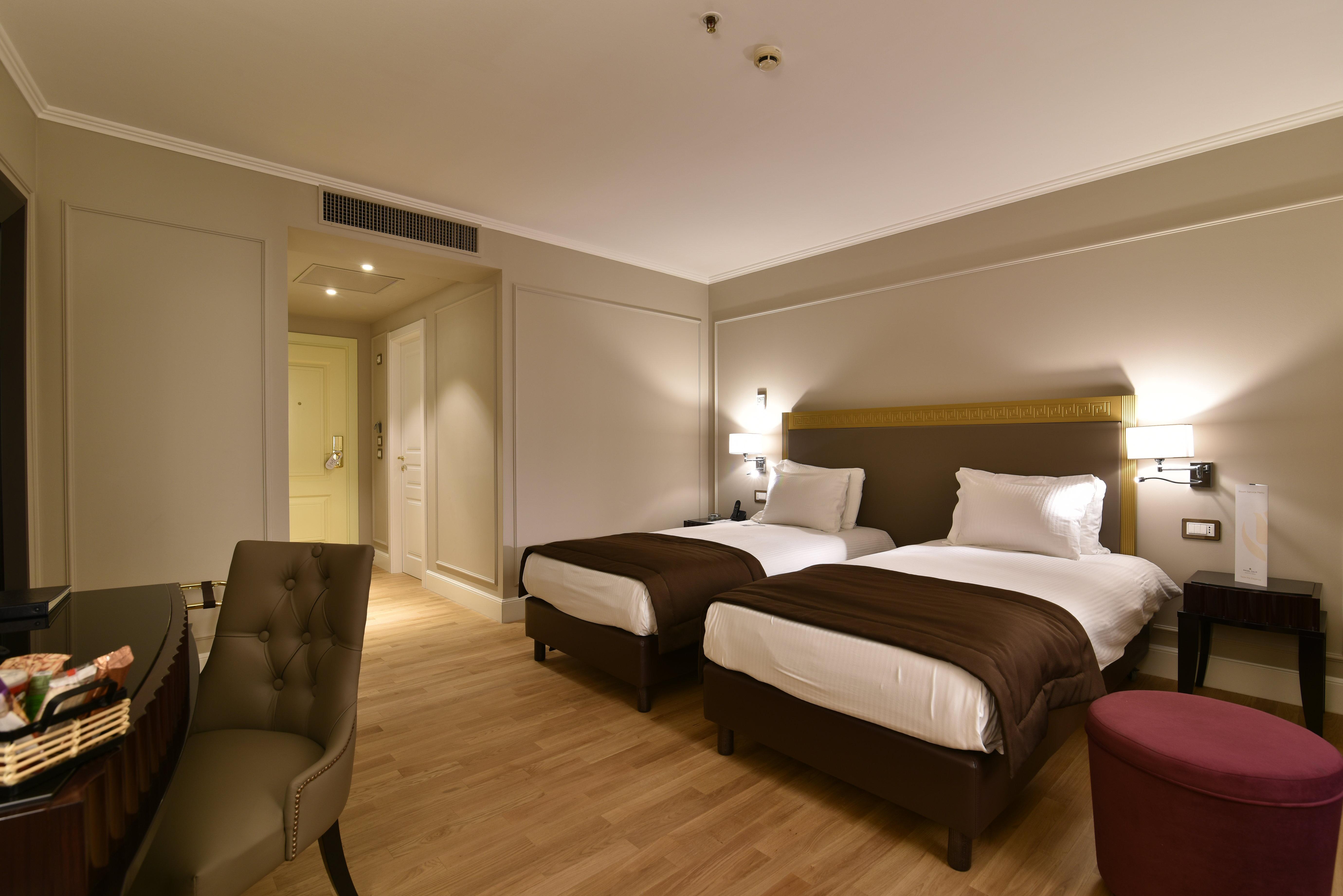 Grand Hotel Yerevan - Small Luxury Hotels Of The World Eksteriør billede A room at the hotel