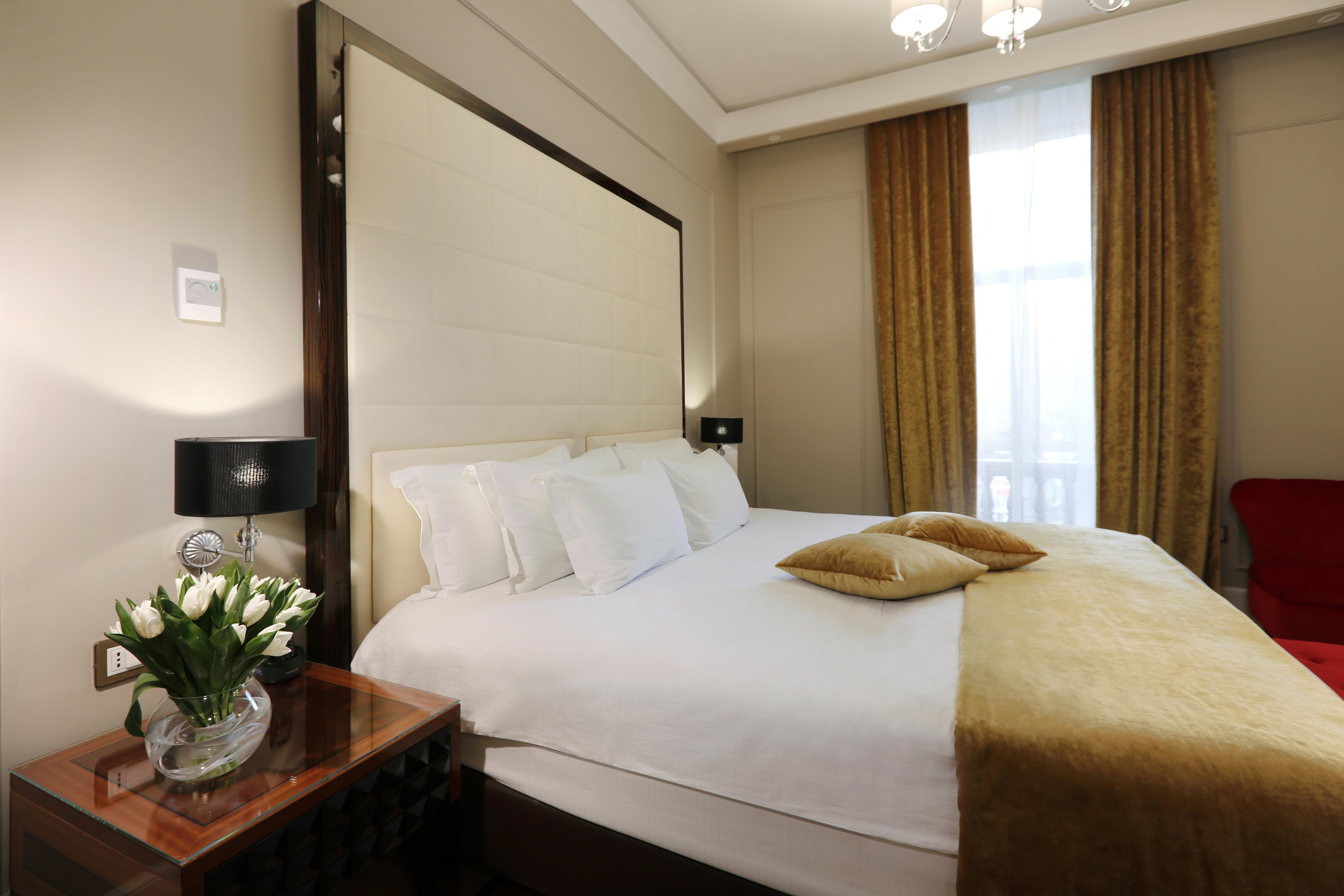 Grand Hotel Yerevan - Small Luxury Hotels Of The World Eksteriør billede A bedroom at the hotel