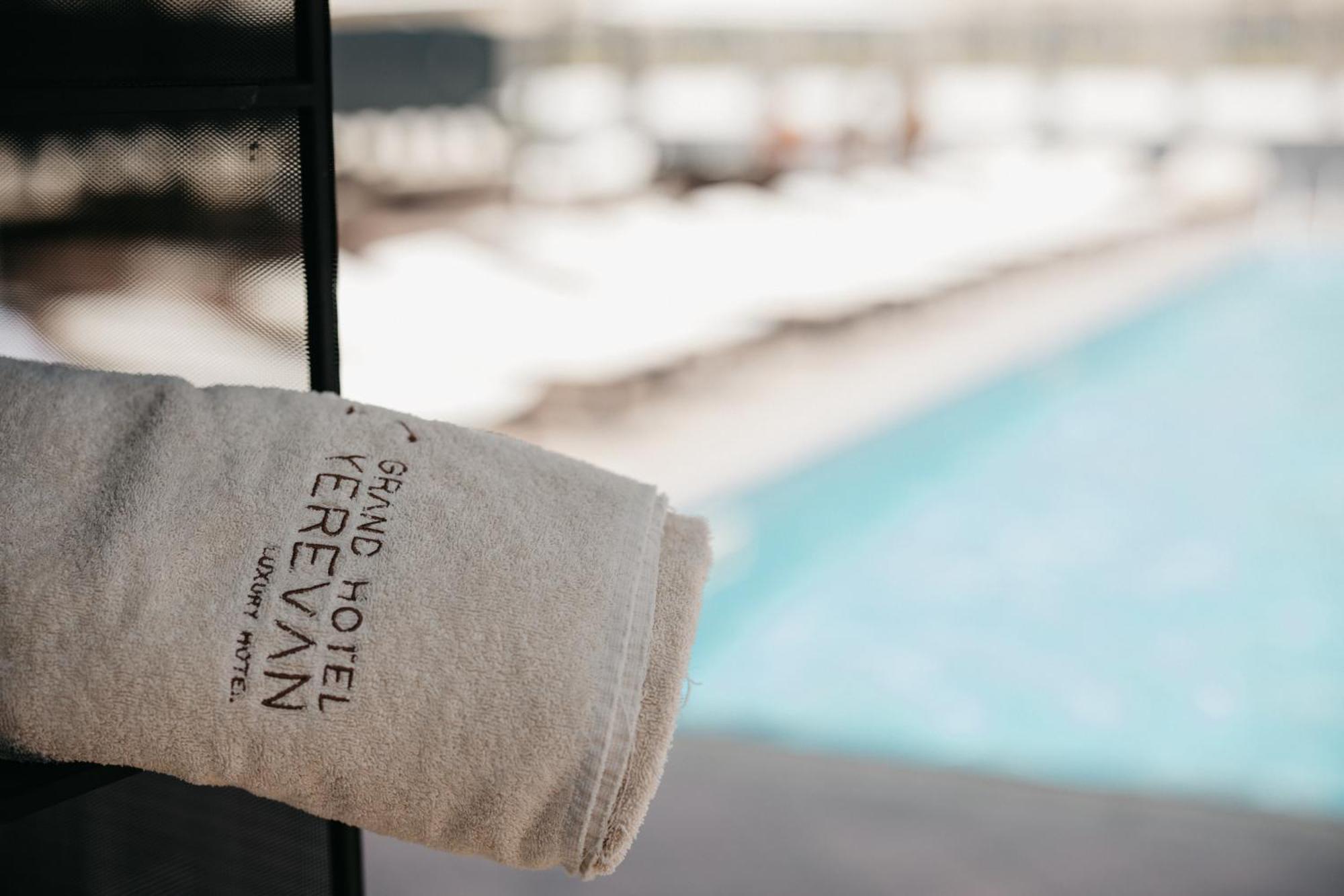 Grand Hotel Yerevan - Small Luxury Hotels Of The World Eksteriør billede A towel