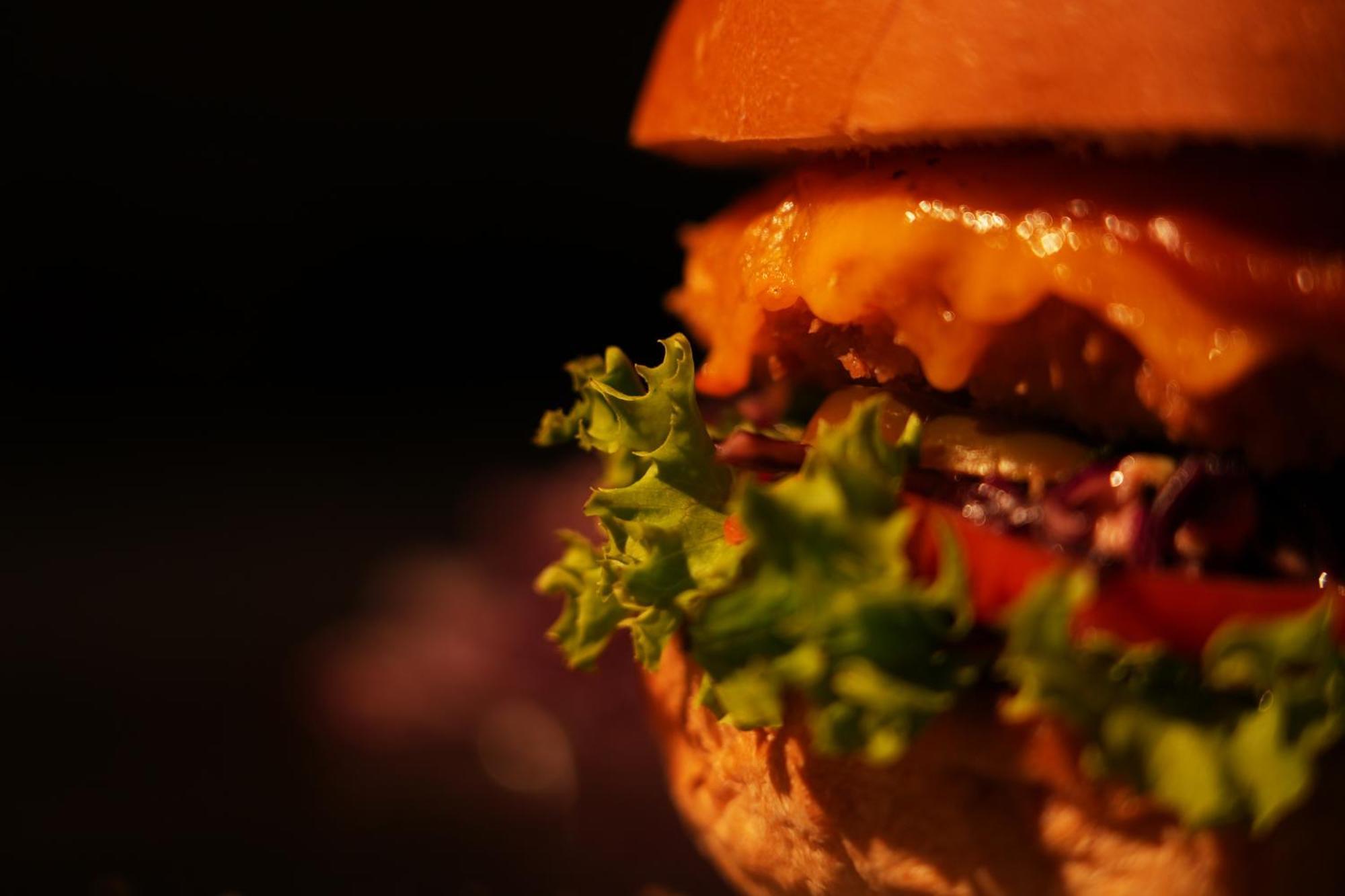 Grand Hotel Yerevan - Small Luxury Hotels Of The World Eksteriør billede A cheeseburger