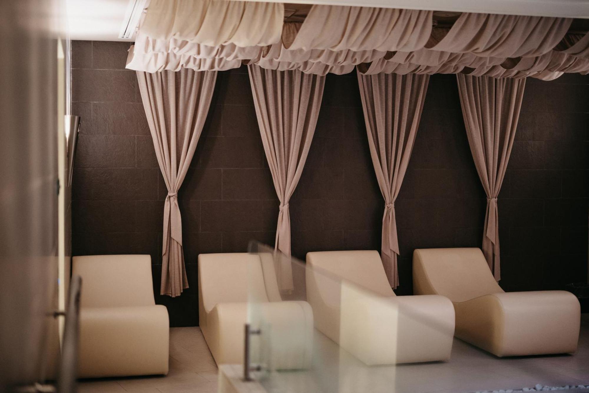 Grand Hotel Yerevan - Small Luxury Hotels Of The World Eksteriør billede The spa at The Dorchester