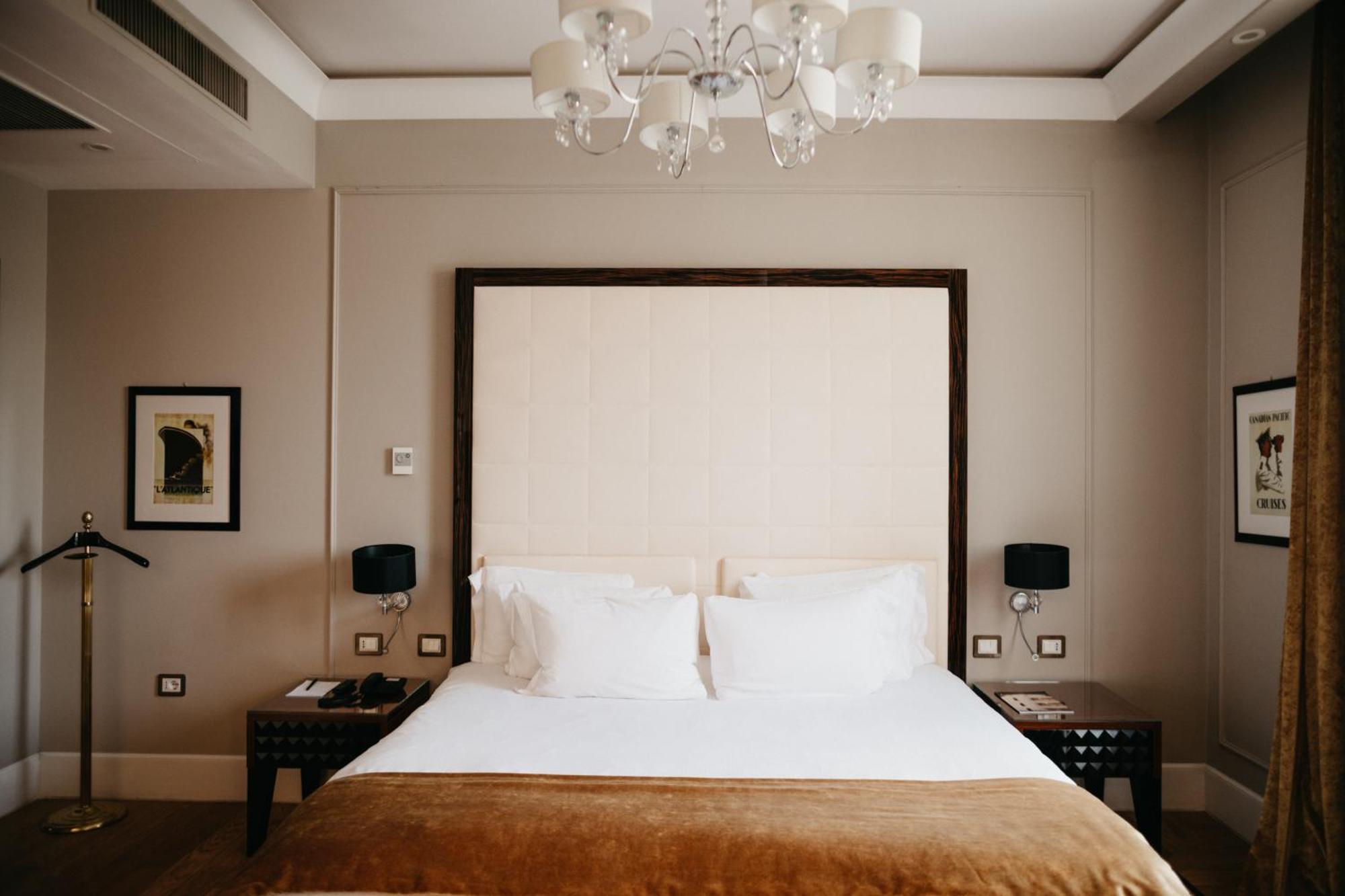Grand Hotel Yerevan - Small Luxury Hotels Of The World Eksteriør billede A bedroom at the hotel