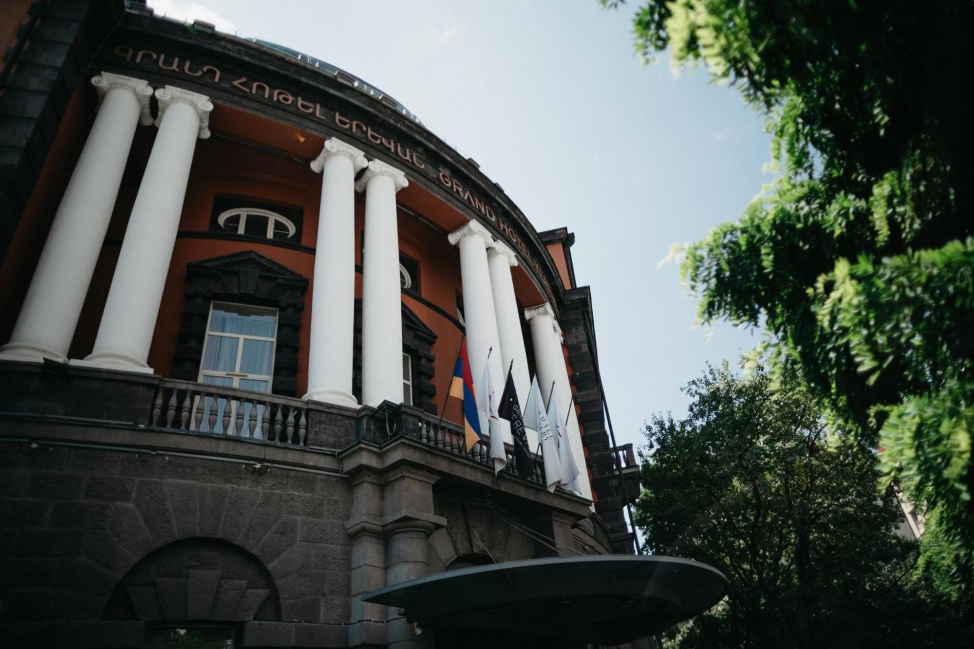 Grand Hotel Yerevan - Small Luxury Hotels Of The World Eksteriør billede The National Museum of Armenia